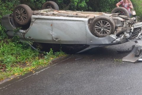Condutor perde controle em curva na ERS-389 e veículo capota duas vezes