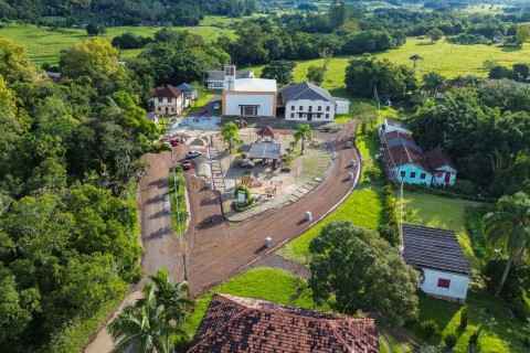 A Prefeitura de Três Cachoeiras iniciou, na última semana, a pavimentação no entorno da praça da comunidade de Morro Azul.